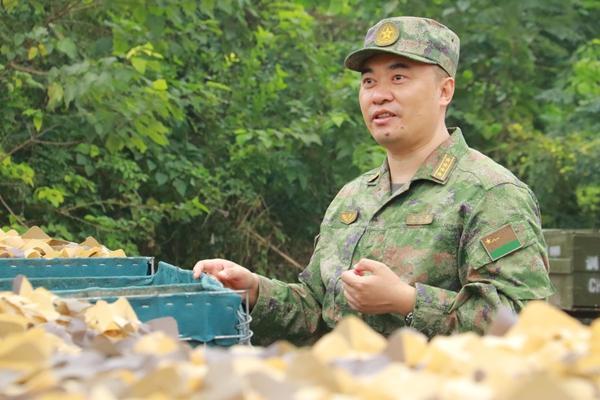 邓安仲向学员讲解专业课程。崔向东/摄