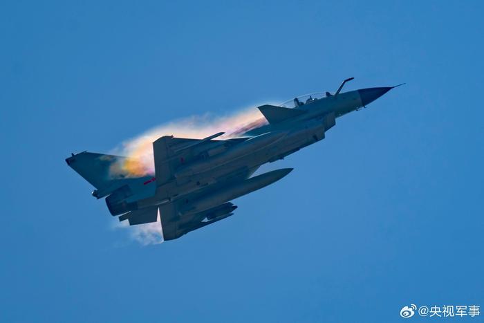 直奔目标空域！看战鹰身披霞光呼啸升空
