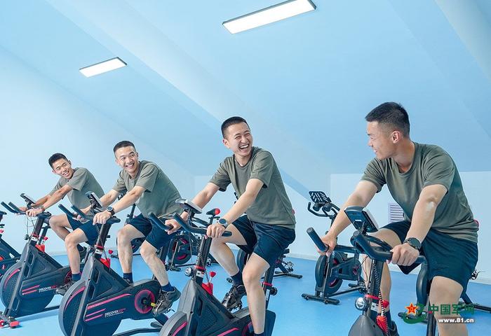 该旅官兵佩戴智能手表健身。 王冰心 摄