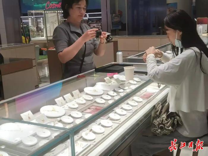 金价跳水,95后姑娘亏掉两个月工资:已老实!投资者“疯狂”抛售,回购处大排长龙!还要不要抄底?专家说……