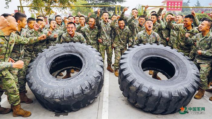 “红一连”官兵进行翻轮胎小比武。刘文俊 摄