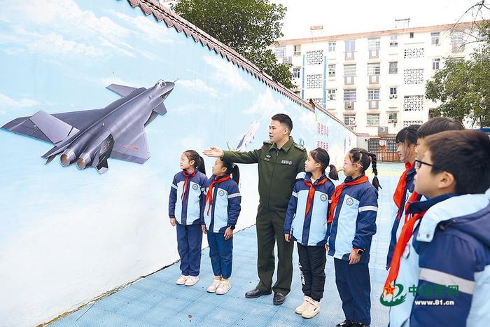 江西省鹰潭市八一小学邀请驻军部队官兵走进校园,为学生讲授国防知识。 王绚武摄