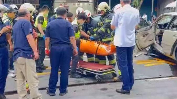 台湾新北市发生一起交通事故 造成十余人受伤