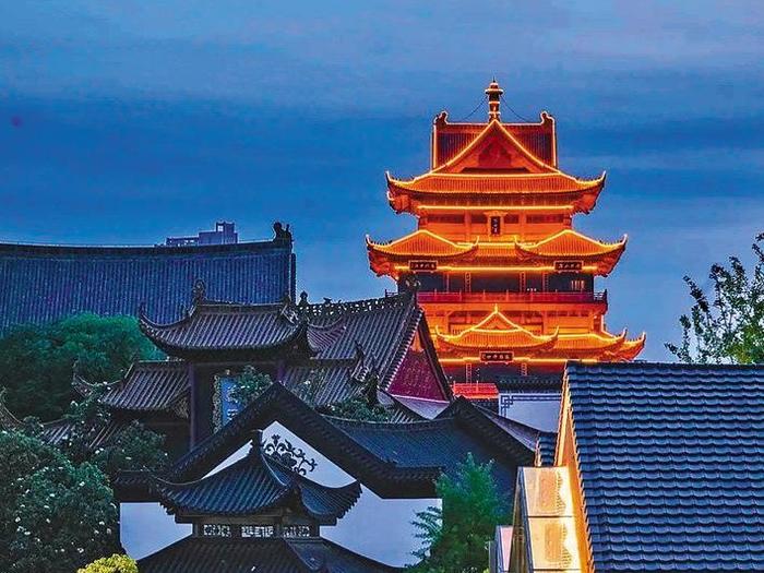 武汉新机位——古今同框的汉阳远洋里。 (湖北日报通讯员 刘虎成 摄)