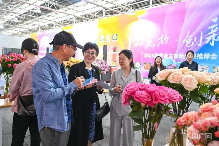 嘉宾为国风月季品种命名(央广网记者 魏文青 摄)
