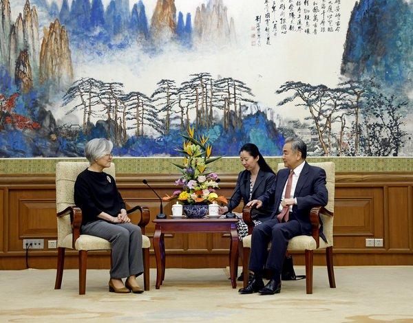 王毅会见美国亚洲协会会长康京和