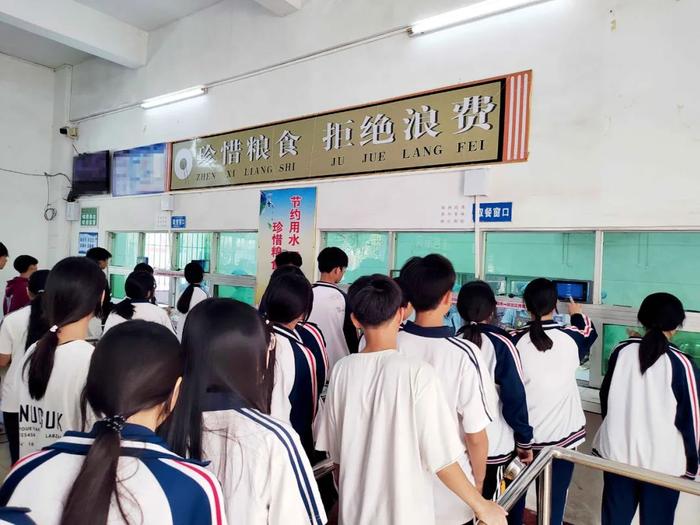 “小官巨贪校长”,让乡镇初中生吃不饱