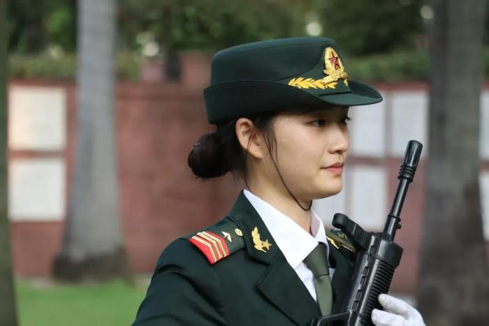 ▲严诗思大学时期参加国旗护卫队