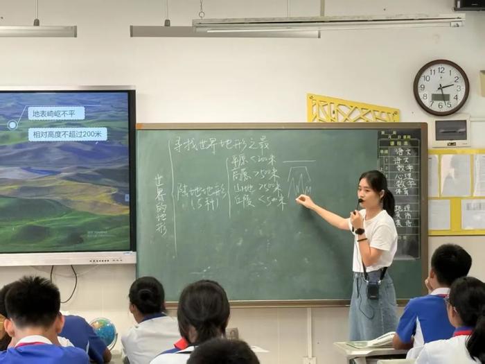 ▲严诗思给学生上地理课