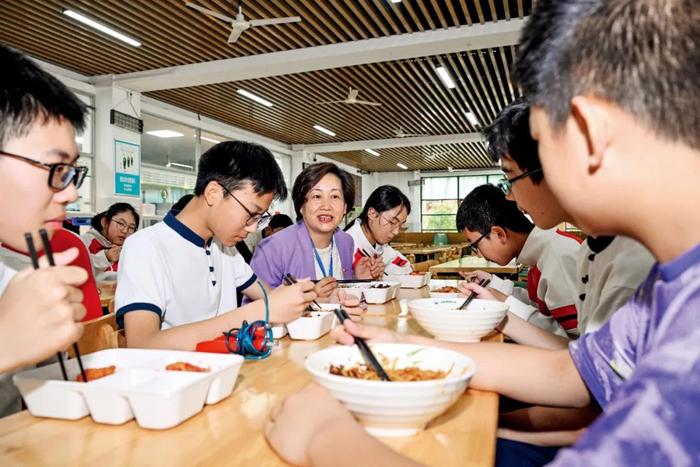 校长亲自干食堂,比外包难太多了?