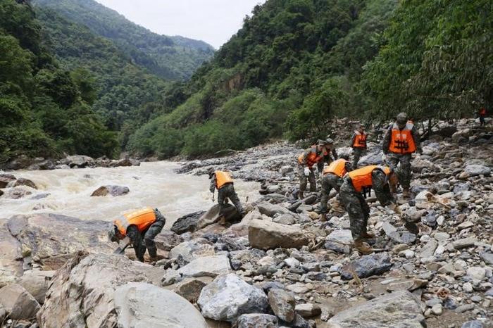 5月24日,武警广西总队桂林支队官兵在桂林市龙胜各族自治县泗水乡三舍村河滩开展搜救工作。李笑仙 摄