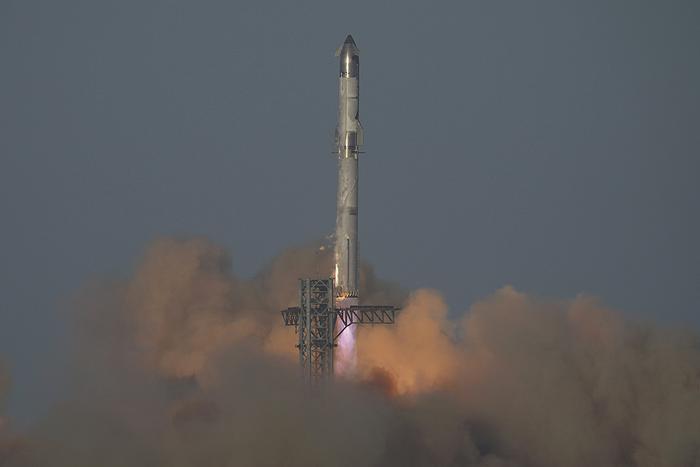 2025年3月6日,美国德克萨斯州博卡奇卡的SpaceX发射基地,“星舰”在第八次测试飞行发射升空。(视觉中国)