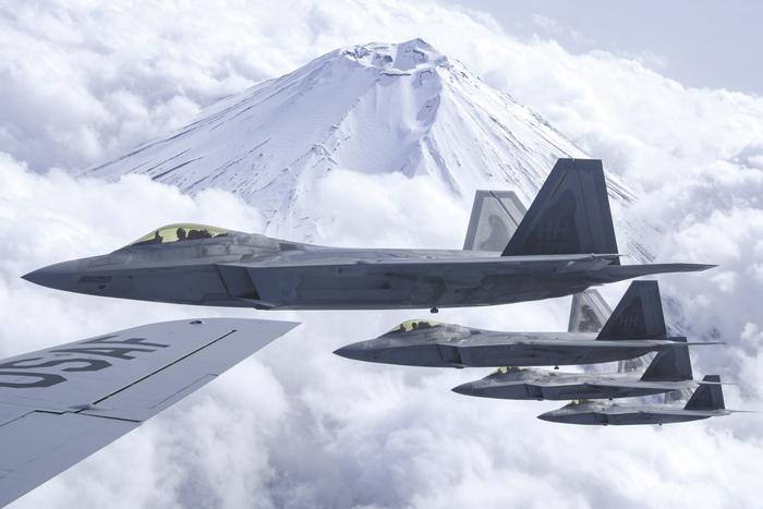 从日本富士山附近飞过的美国空军F-22战斗机