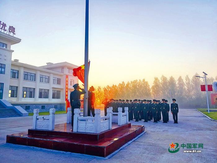 东极哨所官兵举行升国旗仪式。陶方圆摄