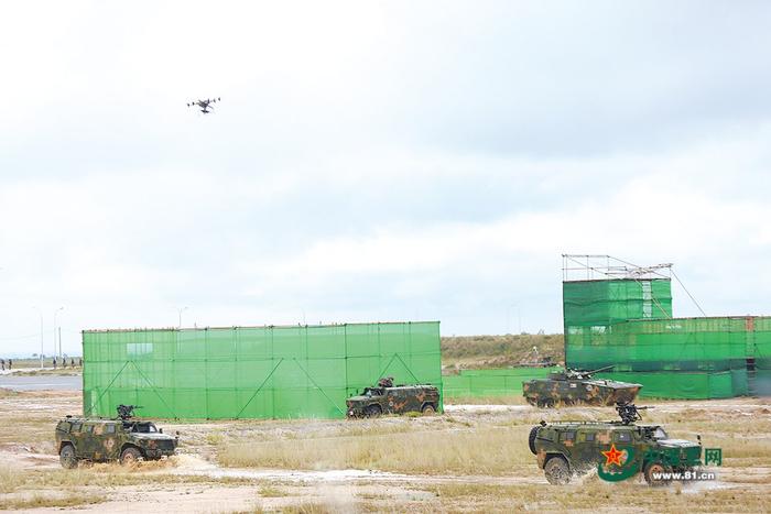 陆空方向实兵实弹演练现场,中柬联合任务部队在无人装备配合下向“恐怖分子”据点突入。解放军报特约记者 段江山 摄