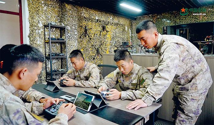 该旅官兵使用自己革新的仪器检测装备。詹奕坤 摄