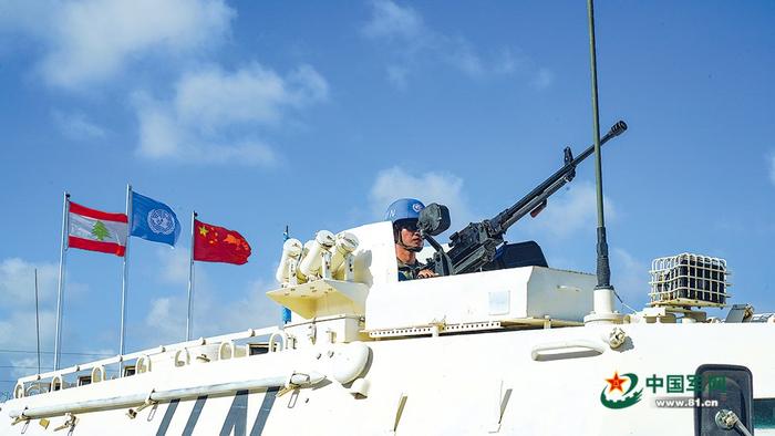我第23批赴黎维和部队官兵在“猛虎-2025”演习中准备前出。张博禹摄