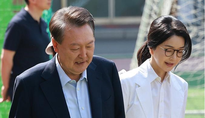 当地时间3日，尹锡悦夫妇前往首尔瑞草区的一处投票站开始投票 图源：韩媒