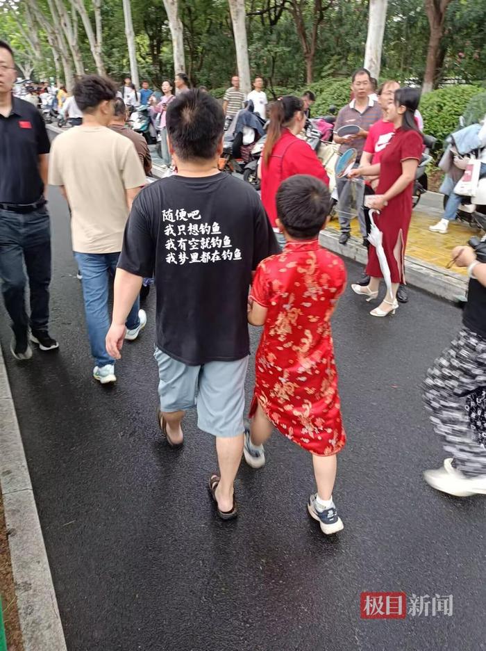 十岁弟弟穿旗袍给姐姐送考,父亲:用了“钞能力”