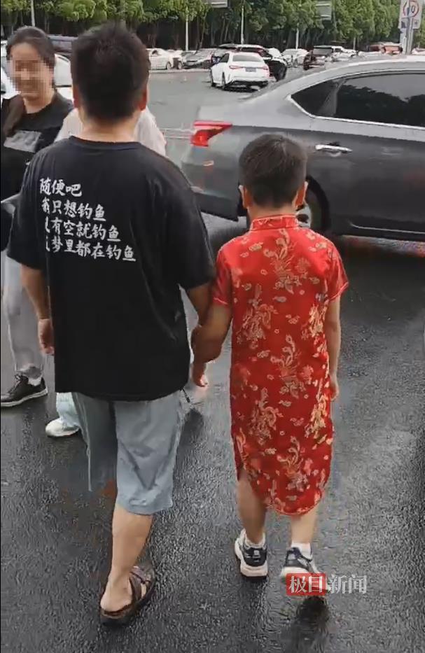 十岁弟弟穿旗袍给姐姐送考,父亲:用了“钞能力”