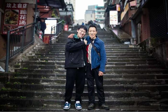 【8点见】15年前火遍全网,如今他走进高考考场