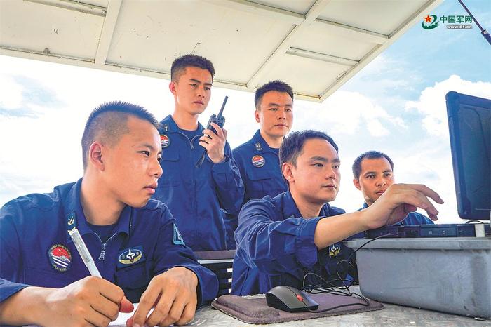 该部任务官兵进行战机起飞前联调联试。刘丰源摄