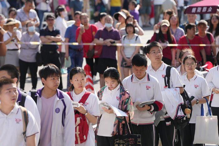 6月7日,在北京市陈经纶中学考点外,考生排队等待进入考场。 新华社记者 鞠焕宗 摄