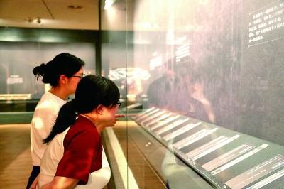 6月5日,观众在甘肃简牍博物馆参观“问秦”成果展。罗宇盈摄/光明图片