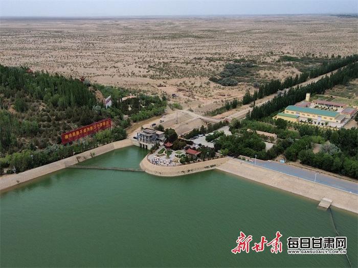 “沙海明珠”红崖山水库。栗佐平 摄