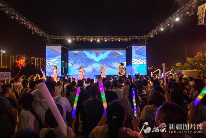 5月31日,游客在库车市城南街道南湖夜市音乐节观看演出。袁欢欢摄