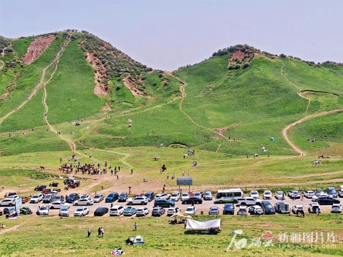 6月7日,游客在位于温宿县内的天山托木尔景区·塔村游玩。包良廷摄