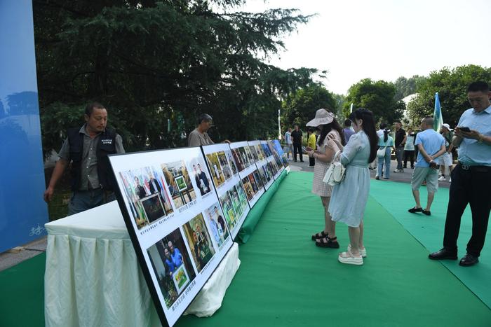 四川摄影家全球抓拍百余幅野生鸟类经典图片在成都高校展出