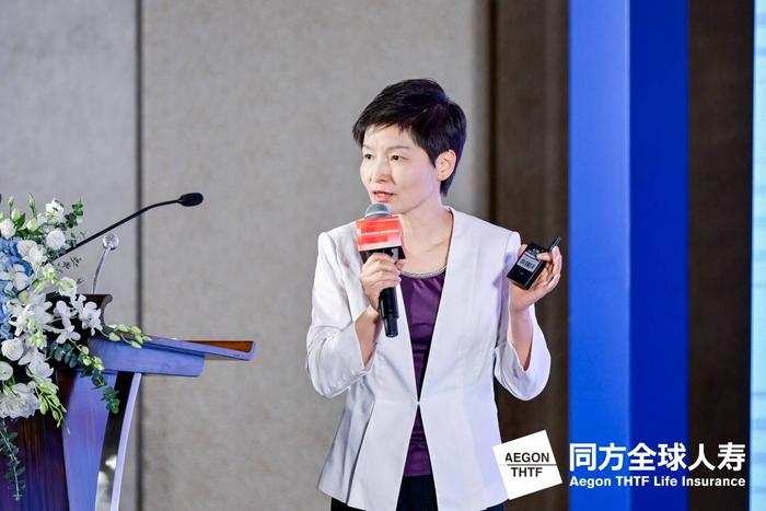 图为同方全球人寿副总经理、首席财务官陈育能现场演讲