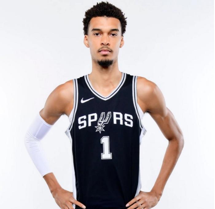 NBA球星文班亚马在少林寺闭关10天,考取“少林一段”:吃素斋凌晨4点半起床,训练强度高于武僧
