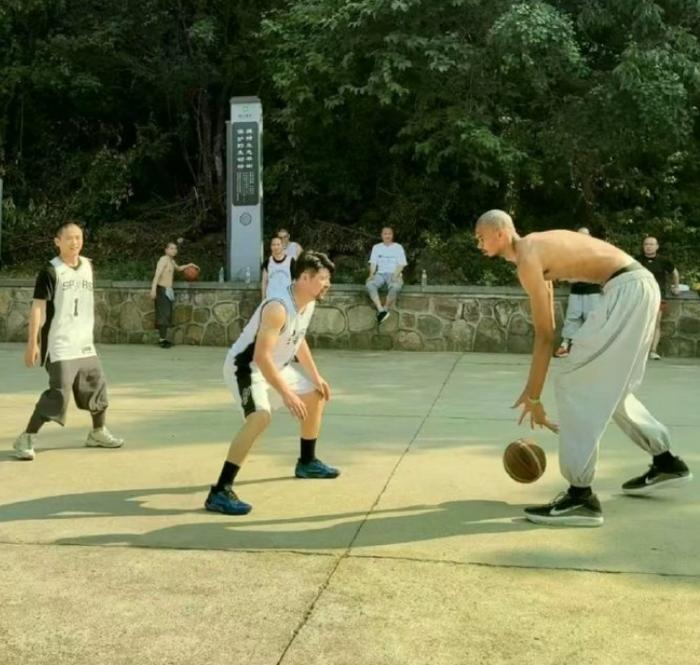 NBA球星文班亚马在少林寺闭关10天,考取“少林一段”:吃素斋凌晨4点半起床,训练强度高于武僧