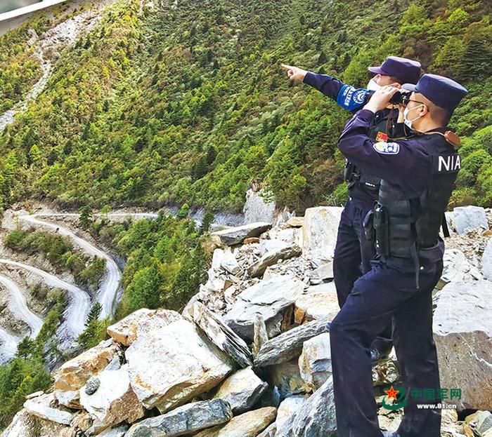 王微(后)和同事在巡逻途中观察前方情况。受访者供图