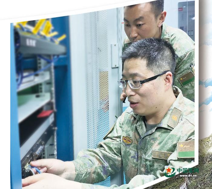 彭显明(前)在工作中。受访者供图
