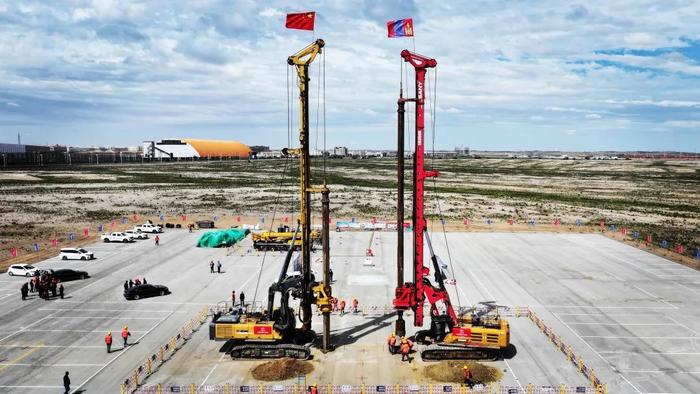 中蒙跨境铁路大桥破土动工打下首根桩基