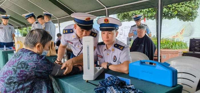 陆科肖和同事一起开展助老服务