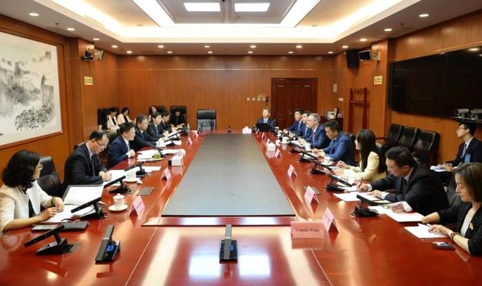 廖岷会见中国美国商会代表团