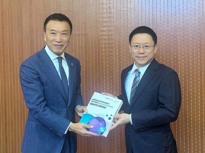 廖岷会见中国美国商会代表团