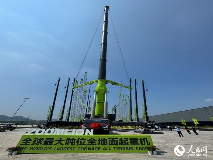 全球最大吨位全地面起重机。人民网记者 林洛頫摄
