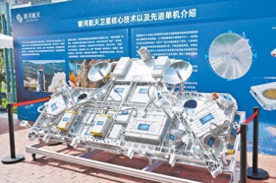 银河航天灵犀03星是我国首款使用柔性太阳翼的卫星,图为灵犀03星模型(太阳翼未展开状态)。本报记者 王海欣摄