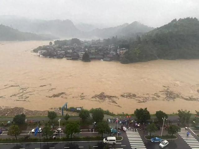 贵州榕江一女子挪车时被洪水冲进地下车库:体重不足80斤,靠游泳自救逃生