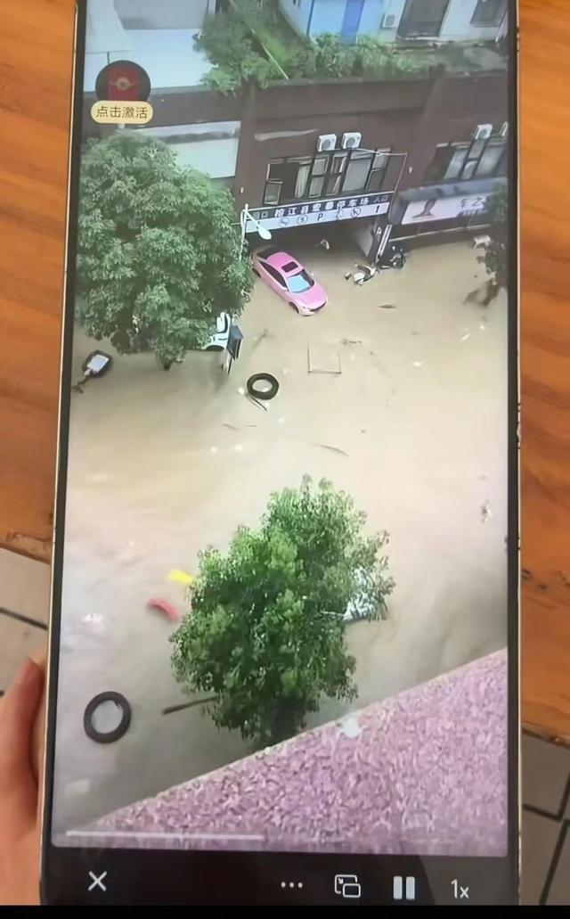 贵州榕江一女子挪车时被洪水冲进地下车库:体重不足80斤,靠游泳自救逃生