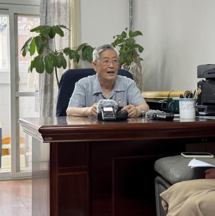 赵战生老人给记者讲述历史细节