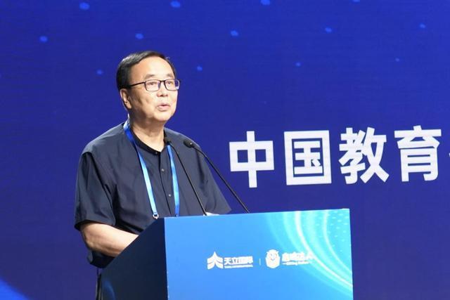 中国教育技术协会监事长、教育数字人推进工作组组长张少刚致辞 主办方供图