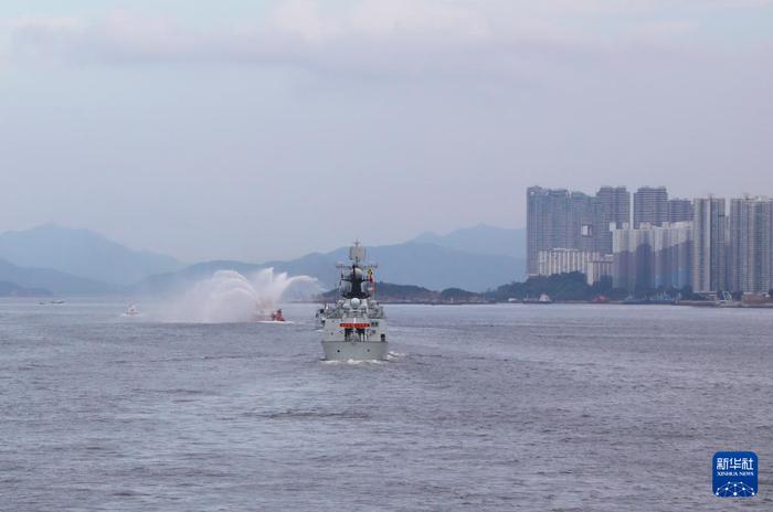 7月3日,中国海军山东舰航母编队抵达香港。这是特区政府消防船为舰艇编队举行水门礼。新华社记者 黎云 摄
