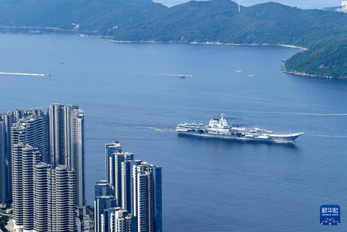 7月3日,中国海军山东舰航母编队抵达香港。这是山东舰行进在香港水域。新华社记者 陈铎 摄