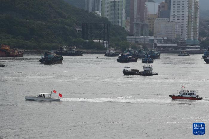 7月3日,中国海军山东舰航母编队抵达香港。这是民众驾驶民船随舰航行迎接航母编队。新华社发(潘小员 摄)